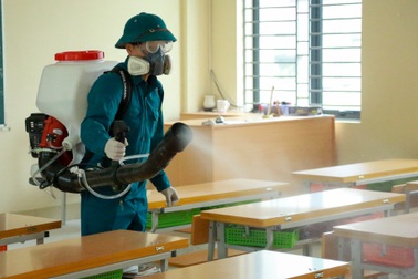 Hà Nội: Nhiều trường học ráo riết phun thuốc khử trùng phòng dịch corona