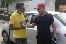 Cặp đôi Ấn Độ quên điện thoại trên taxi và cái kết ấm lòng từ tài xế Hà Nội