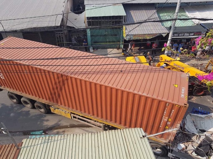 TP.HCM: Xe container tông sập 3 nhà dân lúc rạng sáng, 14 người thoát chết trong gang tấc - Ảnh 4. TP.HCM: Xe container tông sập 3 nhà dân lúc rạng sáng, 14 người thoát chết trong gang tấc - Ảnh 4.