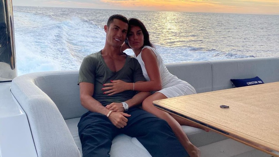 Đầu năm mới, bạn gái Ronaldo khoe nhẫn kim cương khủng - 4 Đầu năm mới, bạn gái Ronaldo khoe nhẫn kim cương khủng - 4