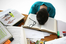 Con ôn thi quá đà đến mức có "biểu hiện lạ", cha mẹ lo lắng không dám ngủ