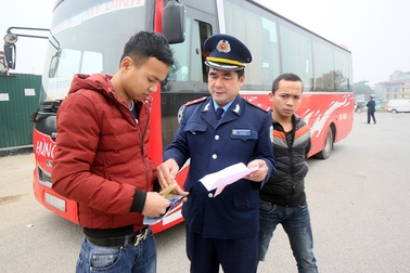 Hàng loạt xe khách dừng đỗ trái phép trên đường Phạm Văn Đồng bị xử lý