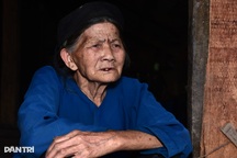 Mẹ nghèo 81 tuổi còng lưng chăm sóc con trai bệnh tật