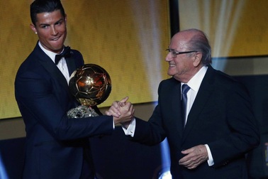 C.Ronaldo lần thứ 3 đoạt danh hiệu Quả bóng vàng FIFA