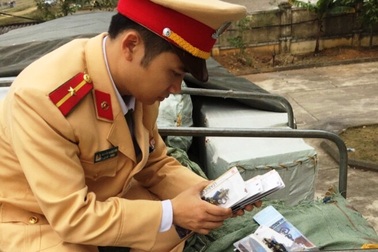 Bắt một lượng lớn đồ chơi bạo lực trên đường từ Hà Nội vào TPHCM