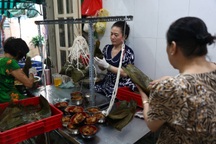 30 năm làm bánh bá trạng bán Tết Đoan Ngọ, hết vèo 5.000 cái trong vài ngày