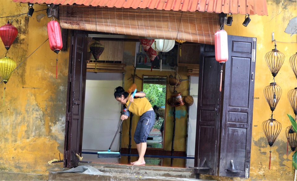 Người Hội An tất tả dọn dẹp sau trận lụt lớn - 7 Người Hội An tất tả dọn dẹp sau trận lụt lớn - 7