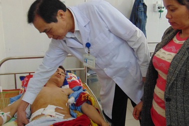 Bị đâm lòi ruột khi tham gia văn nghệ tại nhà văn hóa xóm