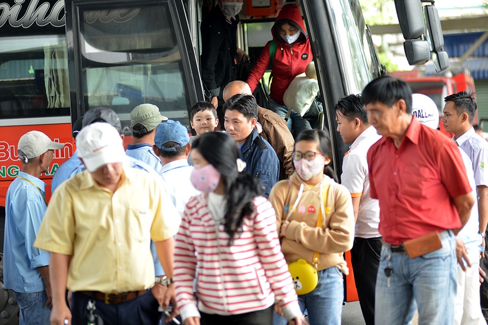 Hành khách đeo khẩu trang kín mít ở sân bay, bến xe phòng virus Corona - 4 Hành khách đeo khẩu trang kín mít ở sân bay, bến xe phòng virus Corona - 4