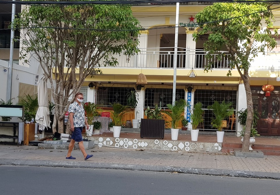 Nha Trang: Du khách đeo khẩu trang khi ra đường, phố Tây vắng vẻ - 6 Nha Trang: Du khách đeo khẩu trang khi ra đường, phố Tây vắng vẻ - 6
