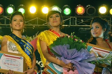 Mang SBD 001, đoạt luôn hoa khôi ĐH Kinh doanh và Công nghệ