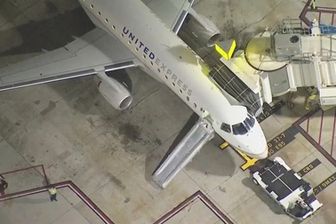 Mỹ: Nhảy khỏi máy bay đang di chuyển vì đột nhập bất thành vào buồng lái