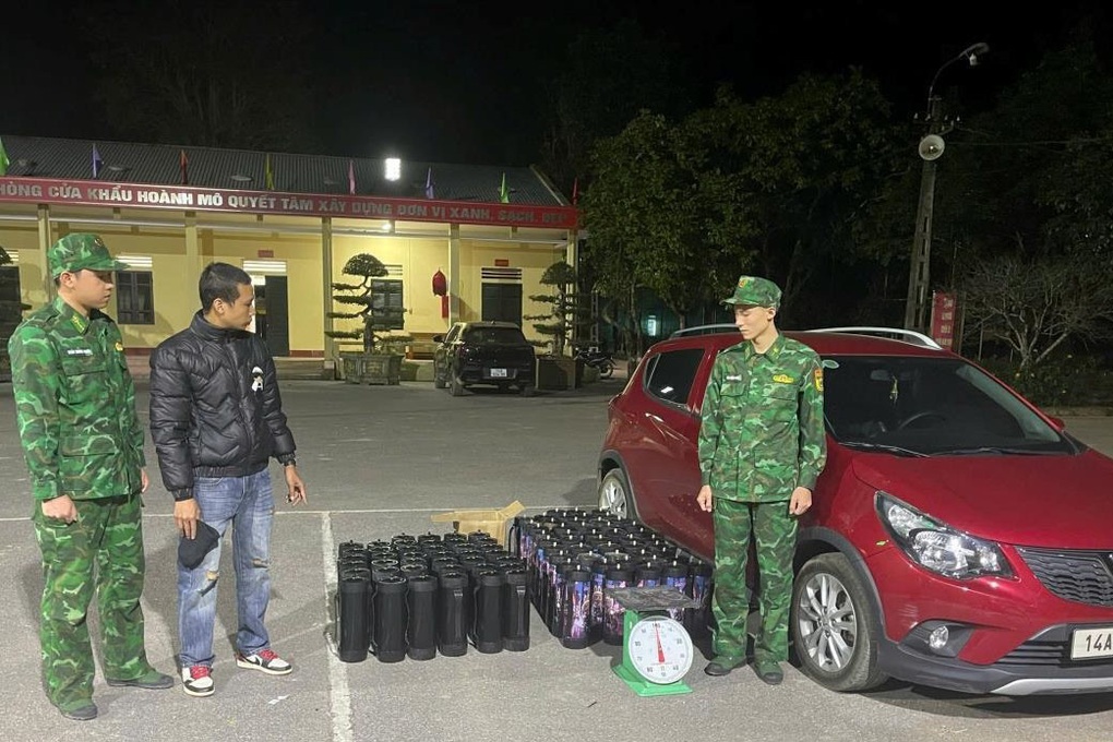 Phát hiện ô tô chở 88 bình nghi là khí cười ở Quảng Ninh - 1 Phát hiện ô tô chở 88 bình nghi là khí cười ở Quảng Ninh - 1