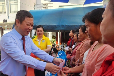 TPHCM: Trao tặng hơn 70.000 phần quà Tết cho trẻ em, phụ nữ khó khăn