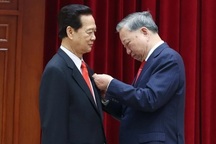 Nguyên Tổng Bí thư Nông Đức Mạnh, nguyên Thủ tướng Nguyễn Tấn Dũng nhận Huân chương Sao vàng