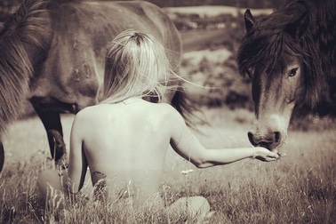 Bộ ảnh lịch “khỏa thân vì động vật” gây sốt