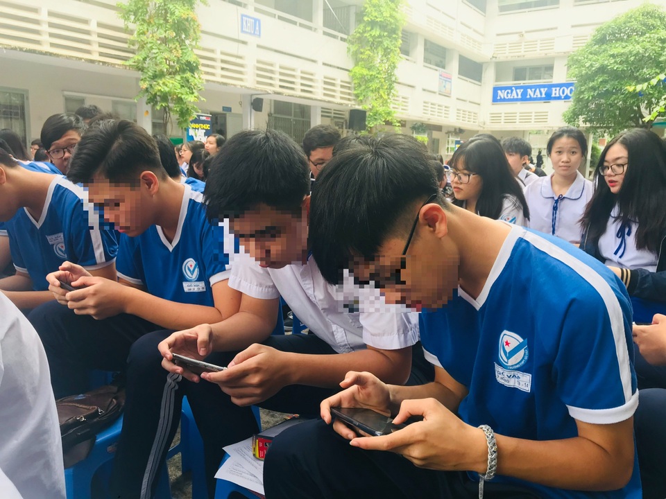 Smartphone làm tê liệt học trò - 4 Smartphone làm tê liệt học trò - 4
