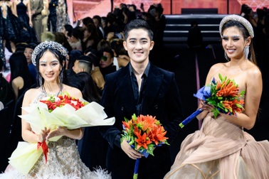 Võ Hoàng Yến cùng Trương Hồ Phương Nga hóa Thị Mầu diễn thời trang