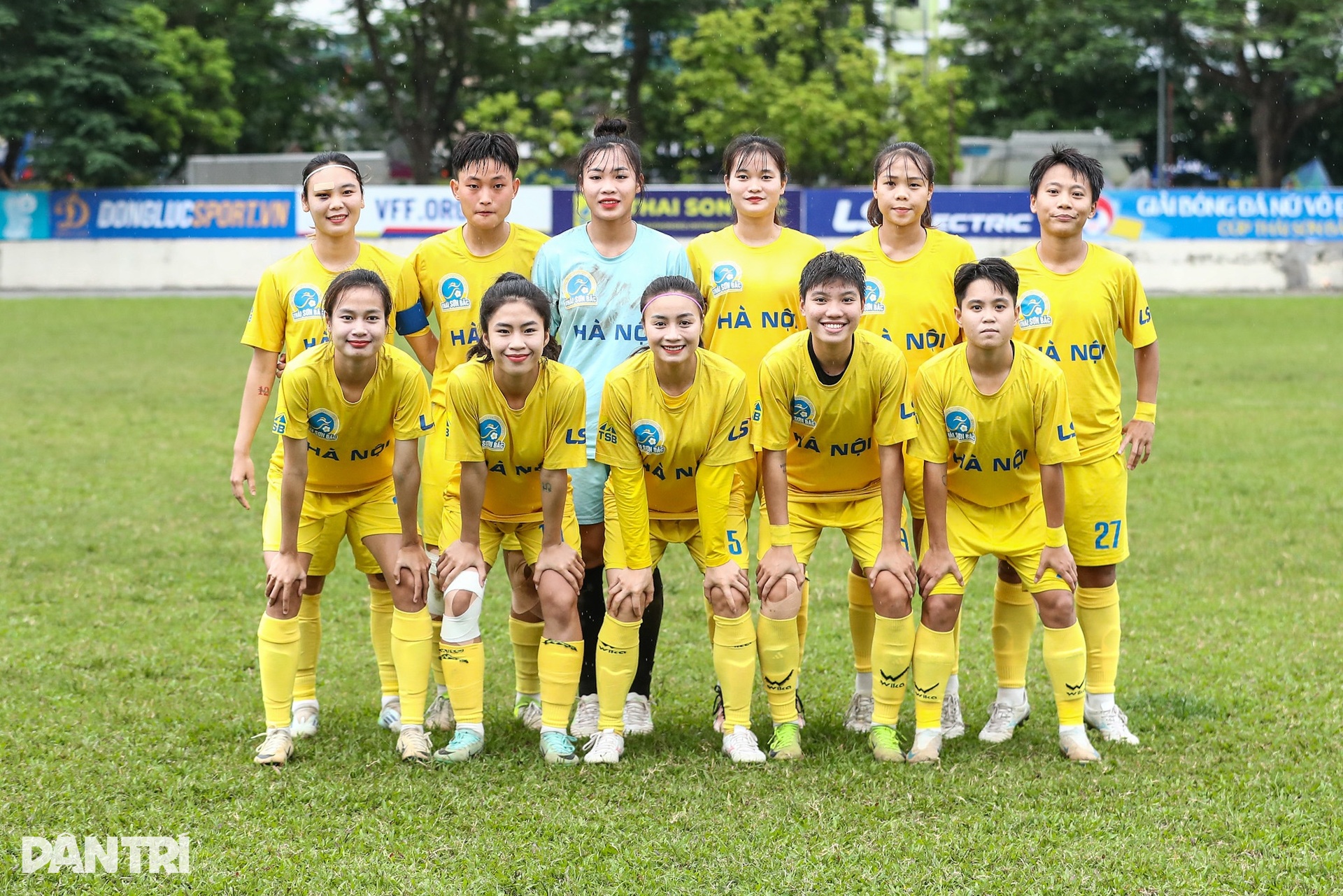 Huỳnh Như cùng đồng đội ăn mừng chức vô địch Quốc gia nữ - 1