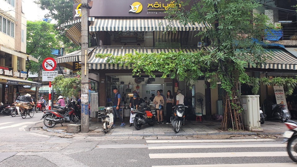Hà Nội: Hàng quán phớt lờ lệnh giãn cách, thượng đế vô tư ngồi sát nhau - 6 Hà Nội: Hàng quán phớt lờ lệnh giãn cách, thượng đế vô tư ngồi sát nhau - 6