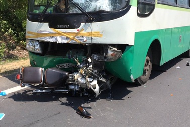 Va chạm với xe buýt, đôi nam nữ trẻ thương vong