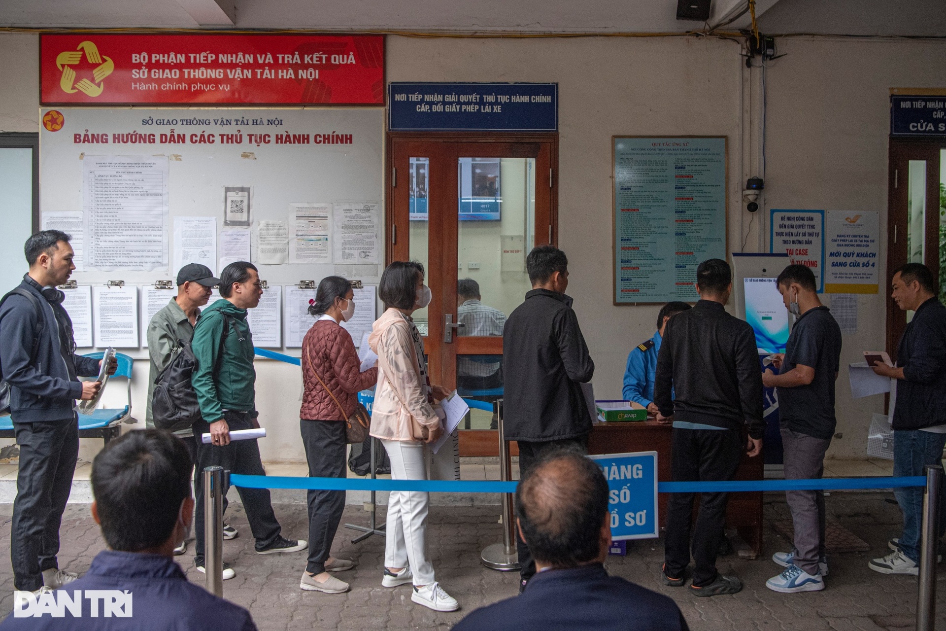 Xếp hàng rồng rắn chờ đổi giấy phép lái xe ở Hà Nội - 7 Xếp hàng rồng rắn chờ đổi giấy phép lái xe ở Hà Nội - 7