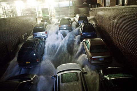 Bão ở Mỹ: Nước biển tràn vào đường tàu điện ngầm New York