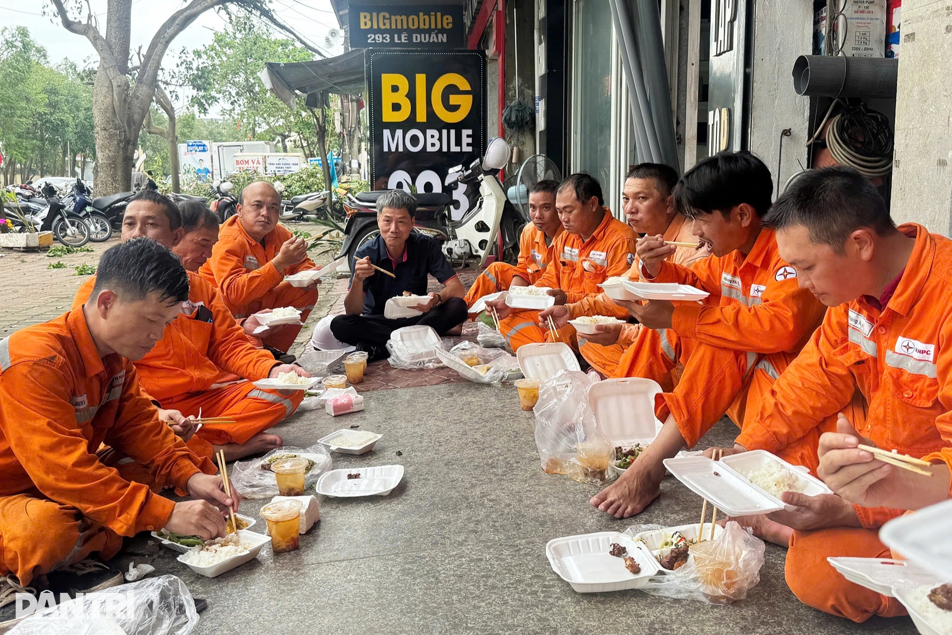 Những người thợ áo cam căng mình dựng cột, nối đường dây sau bão Kajiki - 14 Những người thợ áo cam căng mình dựng cột, nối đường dây sau bão Kajiki - 14