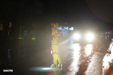 Dòng phương tiện phải quay đầu tránh bão số 9, quốc lộ 1 tắc dài