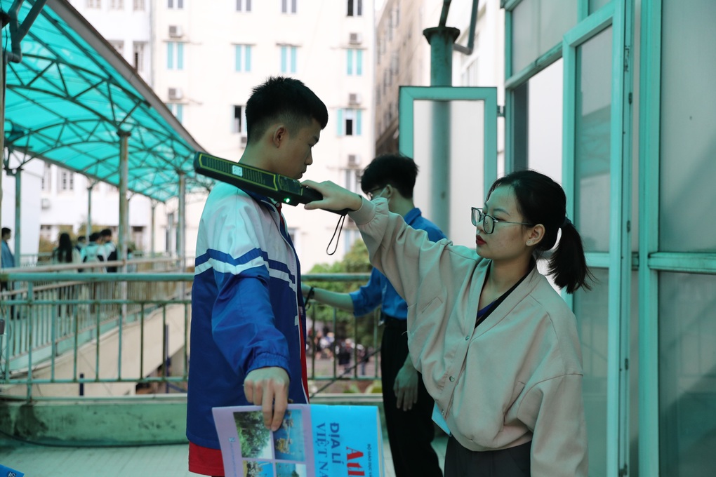 Thi đánh giá năng lực đợt 2 của ĐHQG Hà Nội: 4 thí sinh bị đình chỉ - 2 Thi đánh giá năng lực đợt 2 của ĐHQG Hà Nội: 4 thí sinh bị đình chỉ - 2