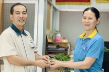 Công nhân vỡ òa khi công ty bất ngờ tặng vàng