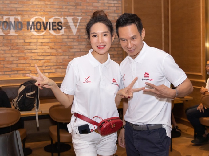 Dàn diễn viên Lật Mặt: 48H được khán giả vây kín khi thực hiện hiện cinetour - Ảnh 2. Dàn diễn viên Lật Mặt: 48H được khán giả vây kín khi thực hiện hiện cinetour - Ảnh 2.