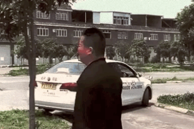 Bạn đã bao giờ thấy thái độ "lồi lõm" của một ông chồng dạy vợ lái xe