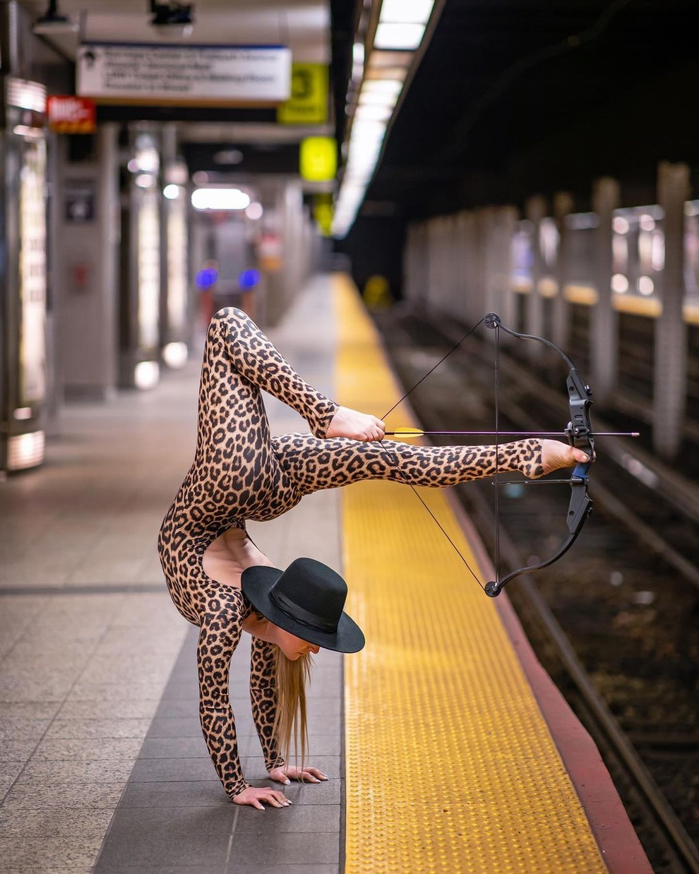 Ngỡ ngàng trước trình bắn cung... bằng chân của mỹ nhân 9x - 6