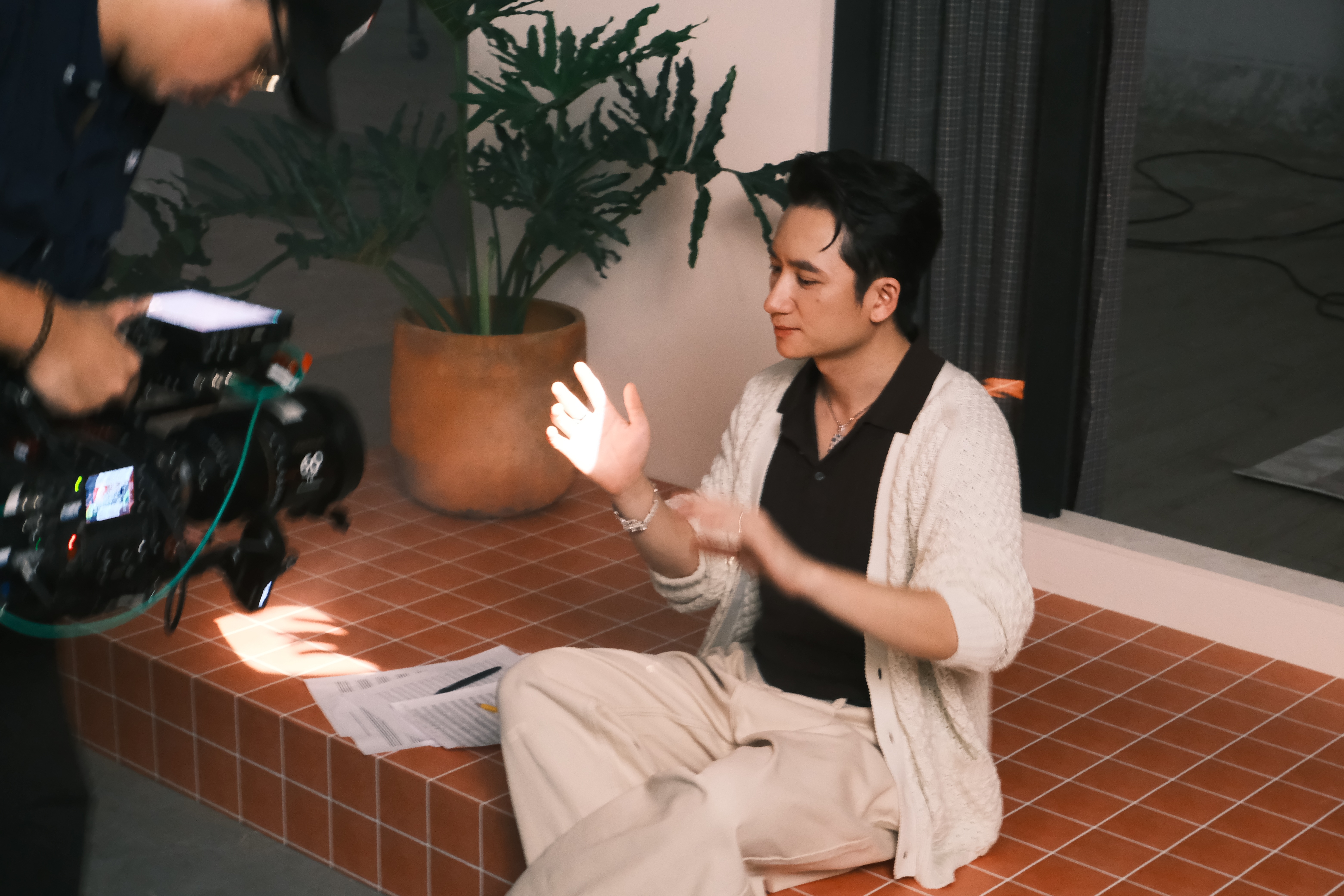 Střelec Hoang Xuan Vinh hýbe lidmi v novém MV Phan Manh Quynh - 1 Xạ thủ Hoàng Xuân Vinh gây xúc động trong MV mới của Phan Mạnh Quỳnh - 1