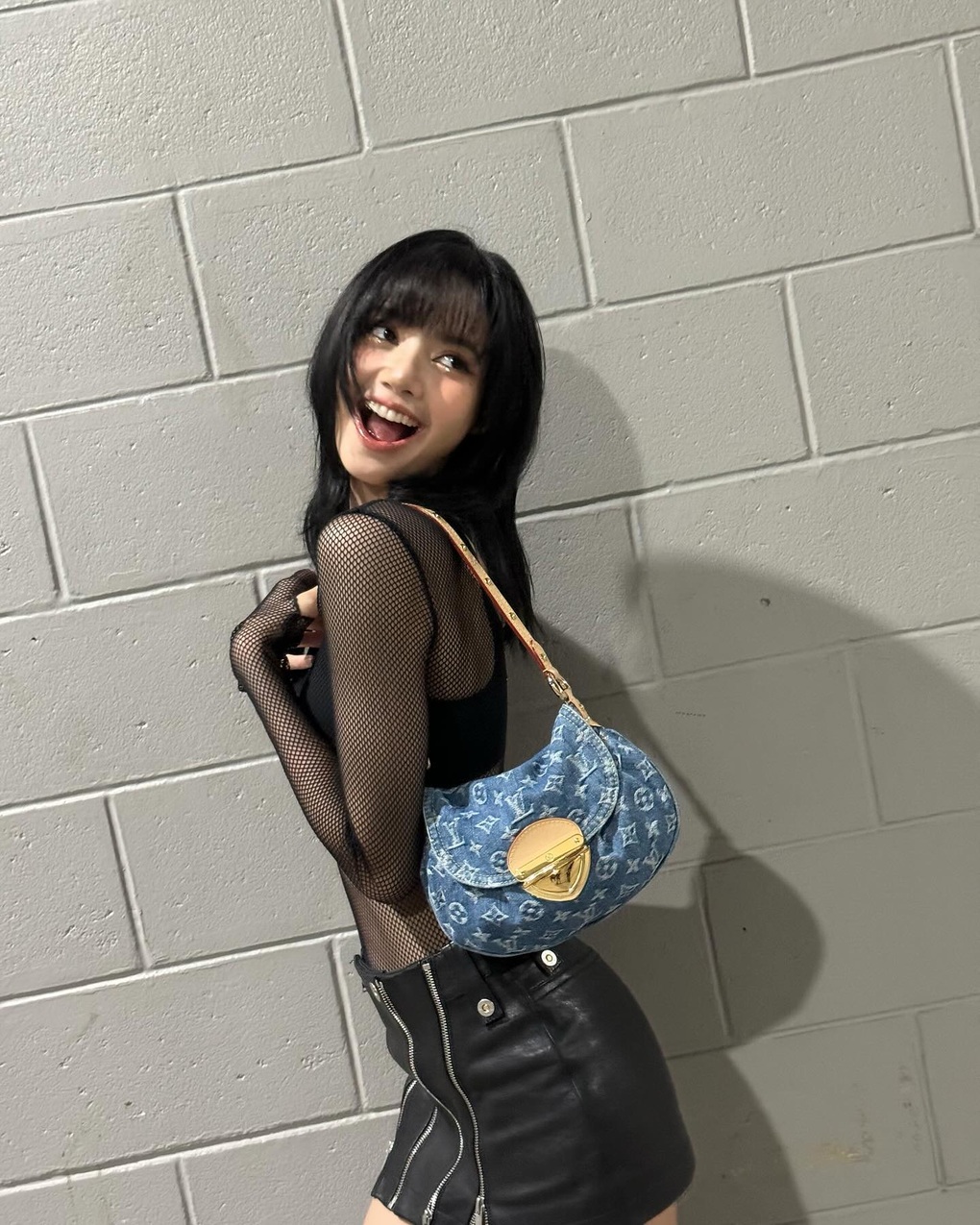 Lisa ưa chuộng Louis Vuitton, diện đồ trị giá hàng tỷ đồng đến dự show - 4 Lisa ưa chuộng Louis Vuitton, diện đồ trị giá hàng tỷ đồng đến dự show - 4