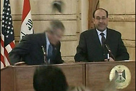 Tổng thống Bush bị ném giày trong chuyến thăm bất ngờ tới Iraq