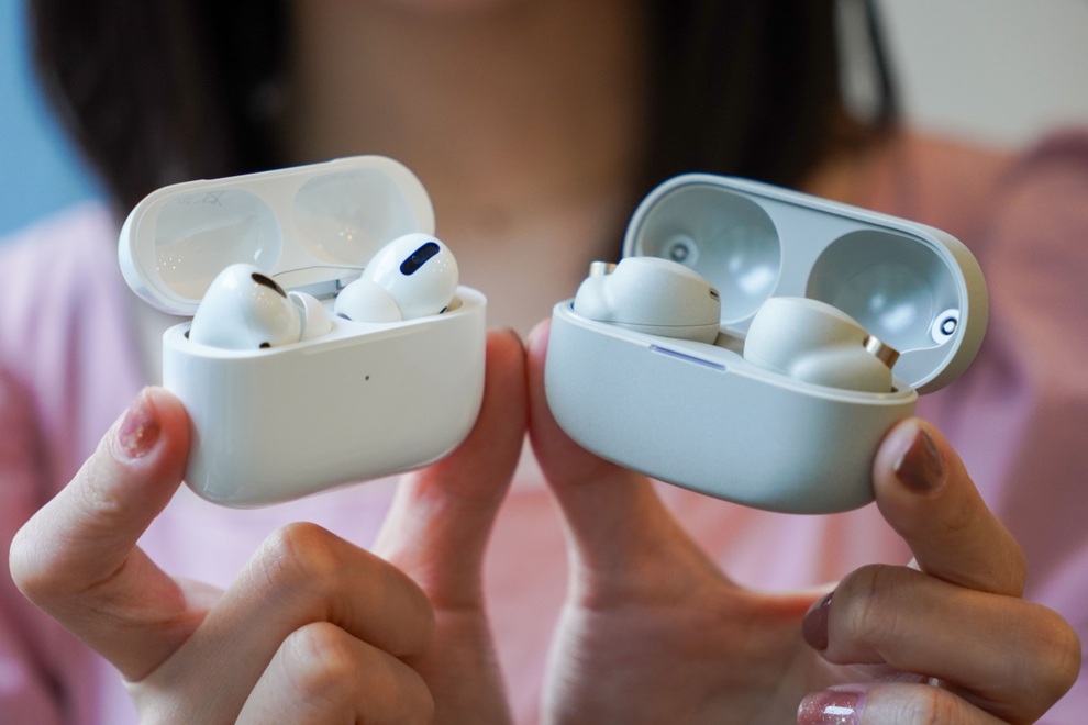 AirPods Pro đối đầu Sony WF-1000XM4: 6 triệu đồng chọn tai nghe nào? - 1 AirPods Pro đối đầu Sony WF-1000XM4: 6 triệu đồng chọn tai nghe nào? - 1