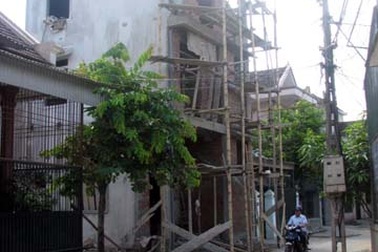 Suýt mất mạng vì tấm cốp pha “từ trên trời rơi xuống”