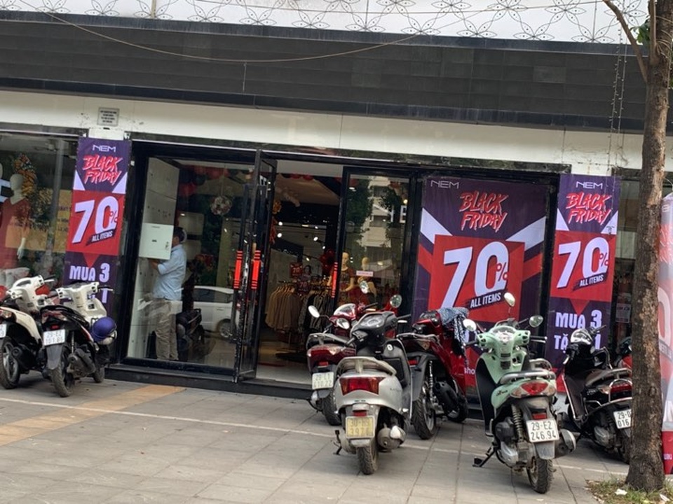 Hàng thời trang: Lộ chiêu đẩy đồ cũ, lỗi mốt, tồn kho mùa Black Friday - 1 Hàng thời trang: Lộ chiêu đẩy đồ cũ, lỗi mốt, tồn kho mùa Black Friday - 1