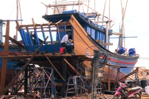 Phú Yên: Nhiều rủi ro khi ngư dân tự cải hoán, "nối" tàu cá dài trên 15m