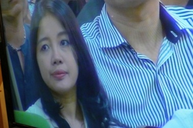 Vợ “bầu Kiên” cúi đầu không dám nhìn chồng bước lên xe thùng