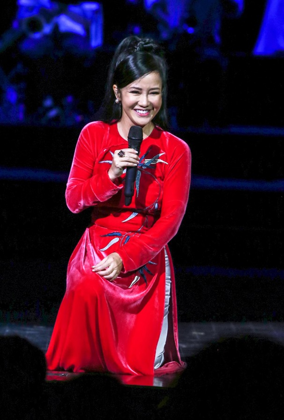 Diva Hồng Nhung, Mỹ Linh xử lý đỉnh cao loạt sự cố quên lời, mic mất tiếng - 2 Diva Hồng Nhung, Mỹ Linh xử lý đỉnh cao loạt sự cố quên lời, mic mất tiếng - 2