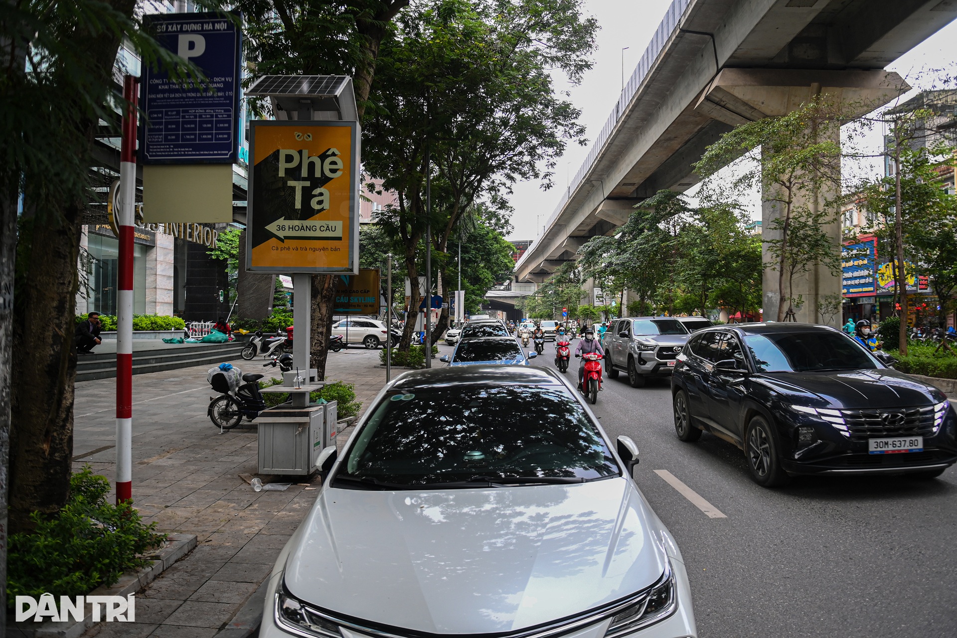 Hà Nội: Ô tô đỗ tràn lan lòng đường nhỏ hẹp, giao thông bị bóp nghẹt - 9 Hà Nội: Ô tô đỗ tràn lan lòng đường nhỏ hẹp, giao thông bị bóp nghẹt - 9