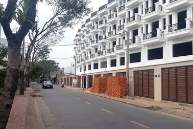 Vụ hàng loạt cây xanh bị chặt hạ: Do vướng lối ra vào khu nhà phố thương gia!