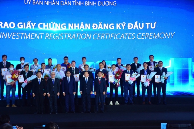Dịp này, UBND tỉnh Bình Dương trao chứng nhận đăng ký đầu tư cho 23 nhà đầu tư vào tỉnh Bình Dương.