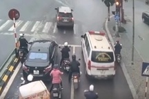 Vượt đèn đỏ để nhường đường cho xe ưu tiên có bị xử phạt?