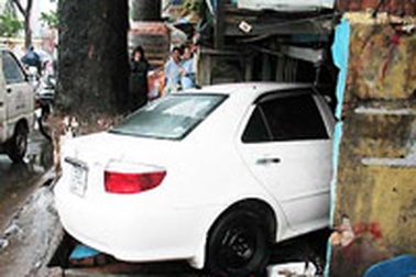 Xe lao vào nhà dân đang ngủ