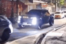 Thấy chồng ngoại tình, vợ đu bám trên xe đang lao trên đường để đánh ghen