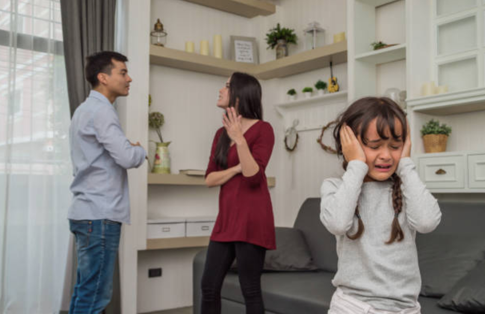 Xin bố mẹ, đừng “vì con” nữa - 1 Xin bố mẹ, đừng “vì con” nữa - 1
